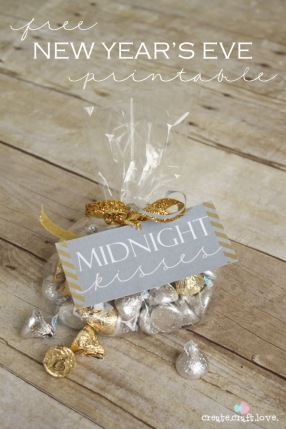 midnight kisses NYE party favor